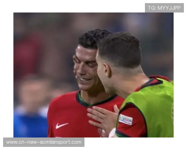 C罗在训练营教孩子如何罚点球，耐心成典范