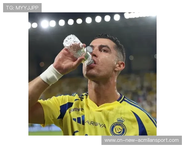 C罗在训练营教孩子如何罚点球，耐心成典范